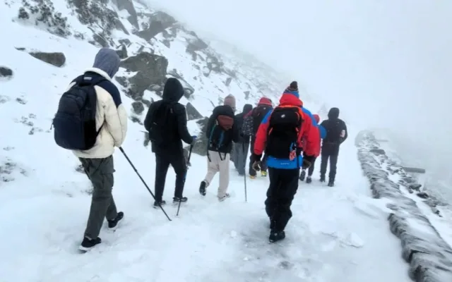 FOTO: Horská služba dnes musela zachraňovat devět turistů na Sněžce