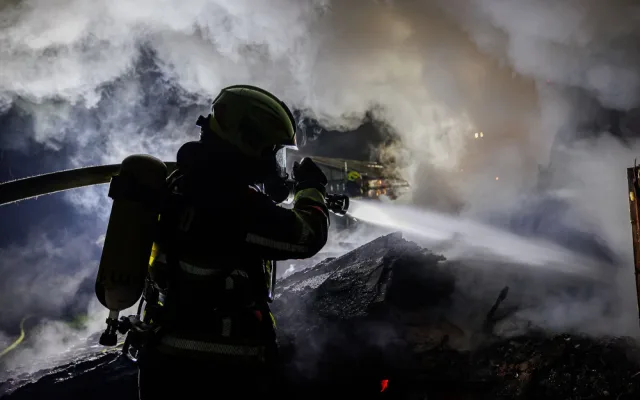 Na okraji Náchoda se odehrávalo ohnivé peklo, v hlavní roli byli hasiči a opuštěná chata