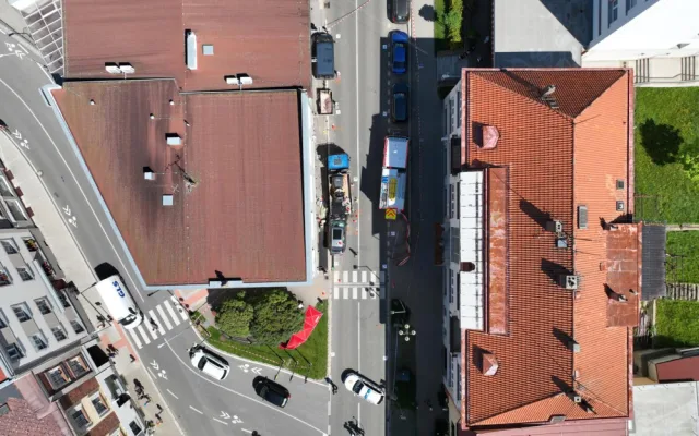 Řidič, který na Náchodsku vjel do lidí, byl obviněn i z usmrcení z nedbalosti