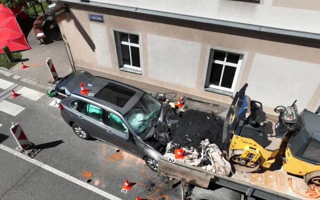Řidič, který na Náchodsku vjel do lidí, byl obviněn i z usmrcení z nedbalosti