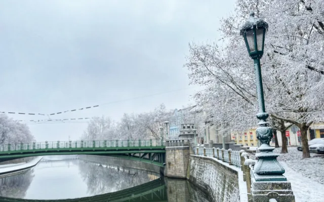 Neděle přinese mráz, námrazu a smog, řidiči by měli být opatrní