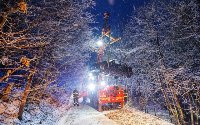 Zima udeřila naplno, hasiči vyprošťovali na Rychnovsku auta z příkopů i potoka