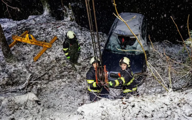 Zima udeřila naplno, hasiči vyprošťovali na Rychnovsku auta z příkopů i potoka