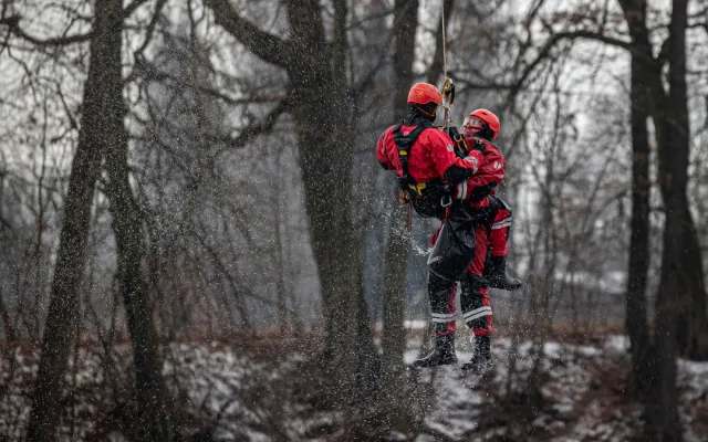 Letečtí záchranáři zvládli přes osm stovek zásahů, trénuje i v extrémních podmínkách