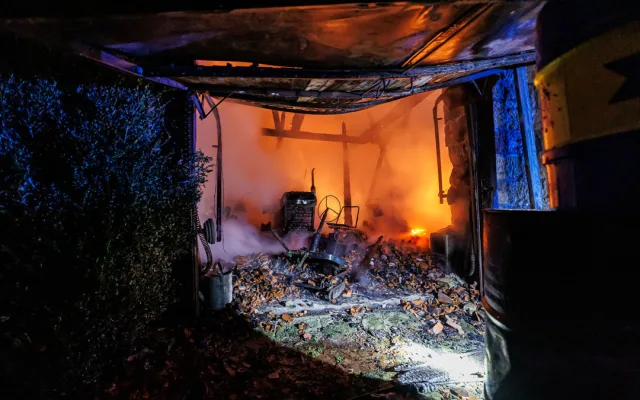 Tři hasiči museli vyhledat lékařskou pomoc po požáru stodoly na Náchodsku