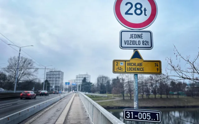 Okamžitě se zavřely nájezdy na most u hradecké nemocnice, může za to havarijní stav