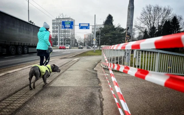 Okamžitě se zavřely nájezdy na most u hradecké nemocnice, může za to havarijní stav