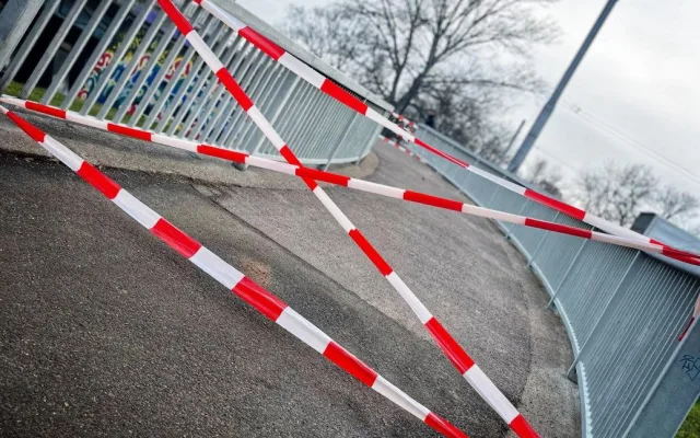 Okamžitě se zavřely nájezdy na most u hradecké nemocnice, může za to havarijní stav