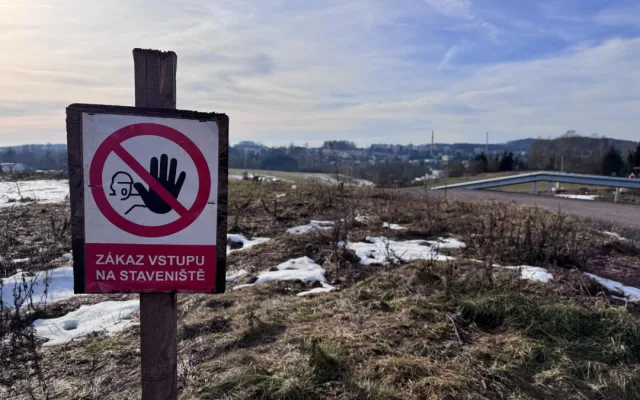 OBRAZEM: Dělníci betonují ve vyhřívaných stanech. Obchvat Nové Paky bude hotový v létě