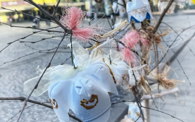 Hradecké Masarykovo náměstí ožilo jarními májkami a dětskou fantazií