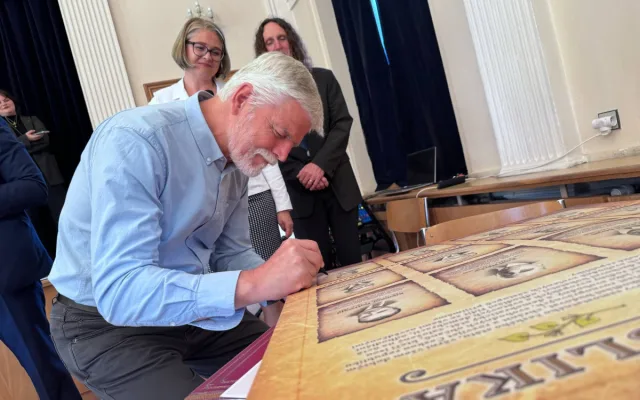 Prezident Pavel nakrmil hrochy a odpovídal na otázky studentů