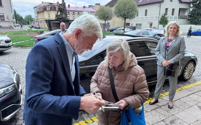 Prezident Pavel nakrmil hrochy a odpovídal na otázky studentů
