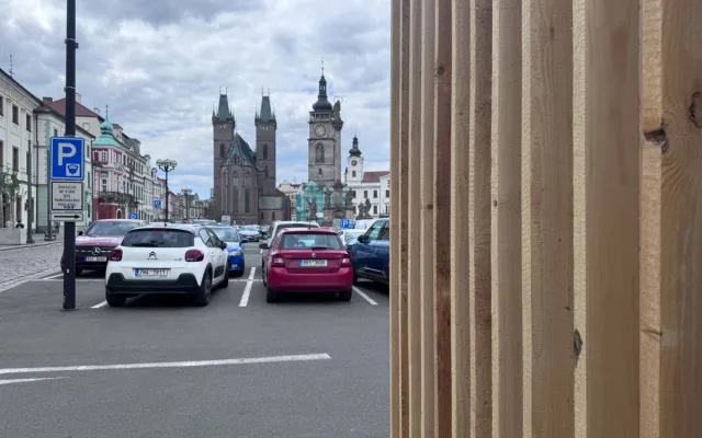 Vyhlídka u studny v centru Hradce Králové má upozornit na stav Velkého náměstí