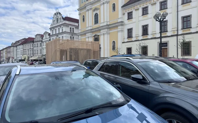 Vyhlídka u studny v centru Hradce Králové má upozornit na stav Velkého náměstí