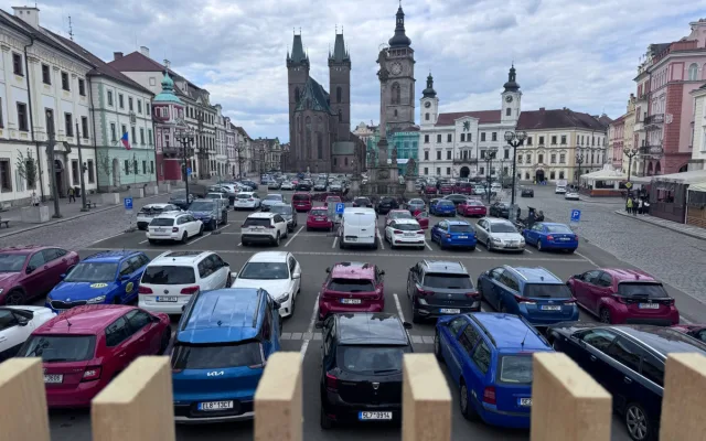 Vyhlídka u studny v centru Hradce Králové má upozornit na stav Velkého náměstí