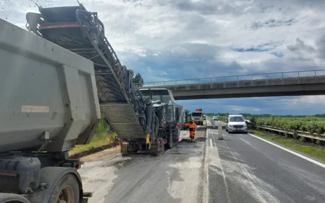 Řidiči na D11 nabírají ve směru na Hradec Králové skluz a budou do prázdnin