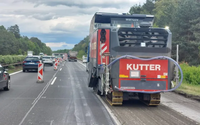 Řidiči na D11 nabírají ve směru na Hradec Králové skluz a budou do prázdnin