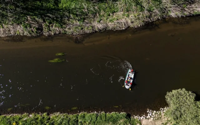 Hasiči z Královéhradeckého kraje tentokrát nekrotili oheň, ale raft na Orlici
