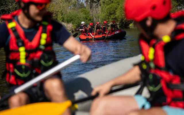 Hasiči z Královéhradeckého kraje tentokrát nekrotili oheň, ale raft na Orlici