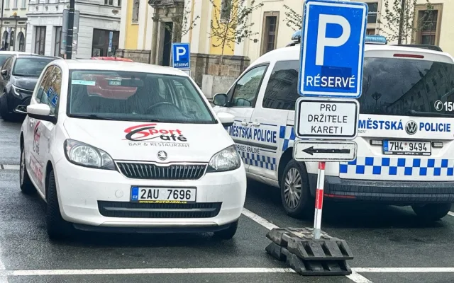Řidiče zaskočily nové cedule na Velkém náměstí v Hradci, odtahová služba má napilno