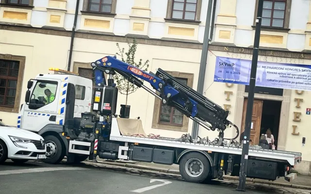 Řidiče zaskočily nové cedule na Velkém náměstí v Hradci, odtahová služba má napilno