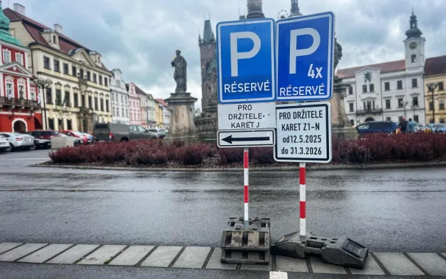 Řidiče zaskočily nové cedule na Velkém náměstí v Hradci, odtahová služba má napilno