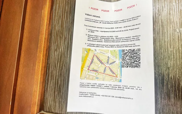 Řidiče v Hradci Králové překvapily letáky za stěrači, vyzývají k přeparkování
