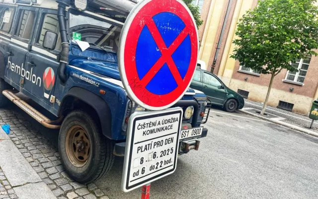 Řidiče v Hradci Králové překvapily letáky za stěrači, vyzývají k přeparkování