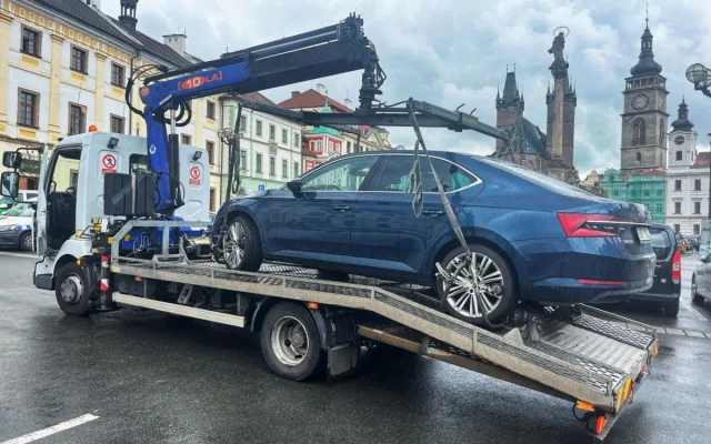 Řidiče v Hradci Králové překvapily letáky za stěrači, vyzývají k přeparkování