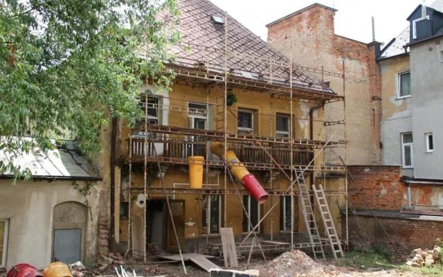 Rekonstrukce historického domu ve Dvoře Králové omezí dopravu na náměstí