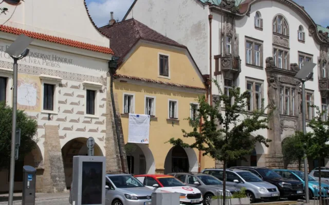 Rekonstrukce historického domu ve Dvoře Králové omezí dopravu na náměstí