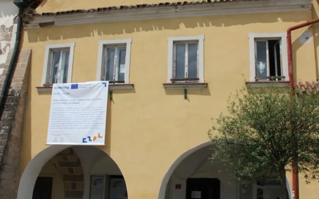 Rekonstrukce historického domu ve Dvoře Králové omezí dopravu na náměstí