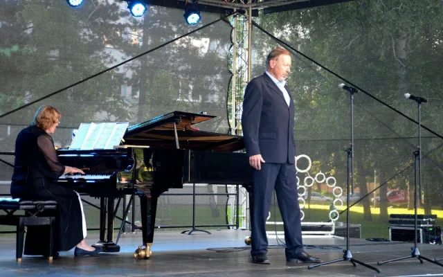Netradiční koncert poctil Slezské Předměstí. Hradeckým sídlištěm rozezněla opera