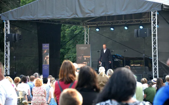 Netradiční koncert poctil Slezské Předměstí. Hradeckým sídlištěm rozezněla opera