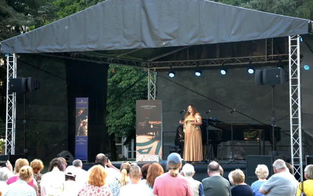 Netradiční koncert poctil Slezské Předměstí. Hradeckým sídlištěm rozezněla opera