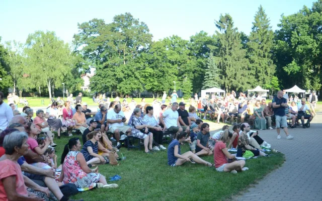 Netradiční koncert poctil Slezské Předměstí. Hradeckým sídlištěm rozezněla opera