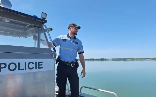 Policisté hlídkují na Rozkoši. Kontrolují lodě, alkohol i zakázané zóny
