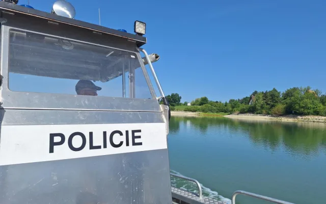Policisté hlídkují na Rozkoši. Kontrolují lodě, alkohol i zakázané zóny