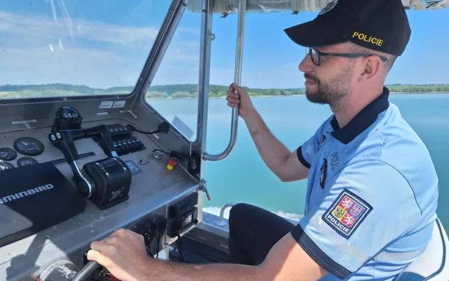 Policisté hlídkují na Rozkoši. Kontrolují lodě, alkohol i zakázané zóny