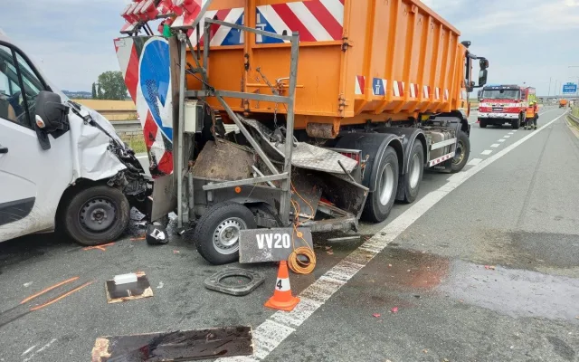 Dodávka na razila na hradecké dálnici D11 do signalizačního přívěsu