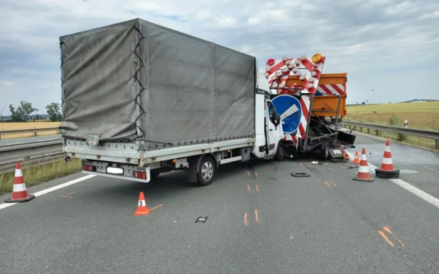 Dodávka na razila na hradecké dálnici D11 do signalizačního přívěsu