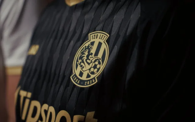 Fotbaloví Votroci odhalili výroční dresy. Zdobí je zlatá barva i vzor z muzea