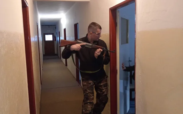 Když nám ukradnou volby, je čas na odboj: Krajský lídr hnutí Stačilo! Klusáček cvičí příznivce se zbraněmi