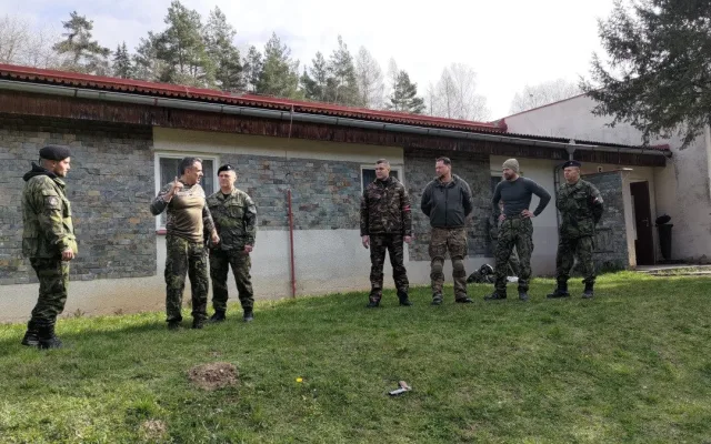 Když nám ukradnou volby, je čas na odboj: Krajský lídr hnutí Stačilo! Klusáček cvičí příznivce se zbraněmi
