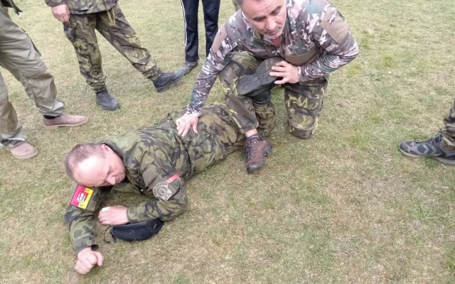Když nám ukradnou volby, je čas na odboj: Krajský lídr hnutí Stačilo! Klusáček cvičí příznivce se zbraněmi