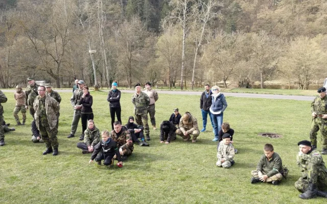 Když nám ukradnou volby, je čas na odboj: Krajský lídr hnutí Stačilo! Klusáček cvičí příznivce se zbraněmi
