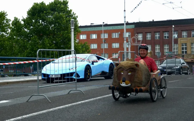 Šlapací vozítka se proháněla Hradcem i za deště. Závod ovládl Francouz