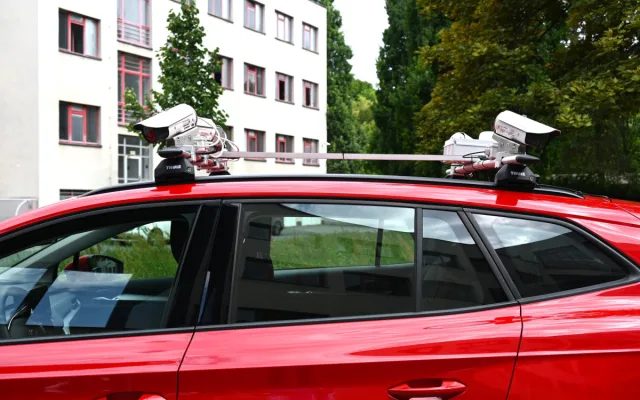 Parkování v Hradci začíná monitorovat speciální auto. Za hodinu zkontroluje 10 tisíc aut