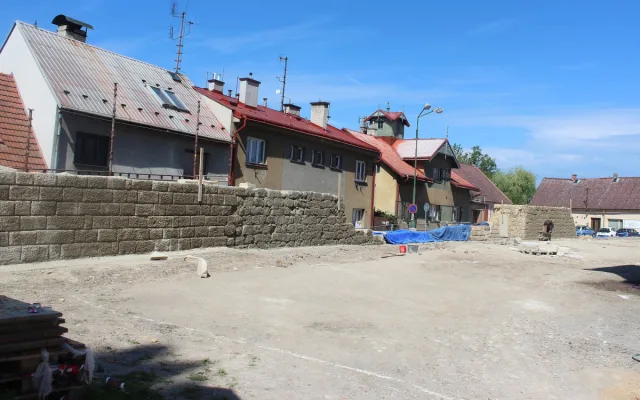 Obnova ohradní zdi jezuitské koleje v Jičíně: Historie, která žije dál