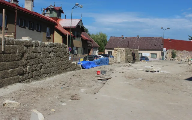 Obnova ohradní zdi jezuitské koleje v Jičíně: Historie, která žije dál